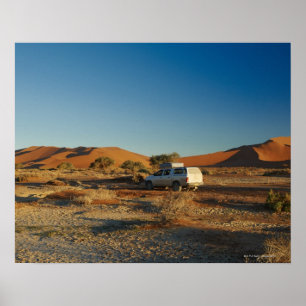Auto 4x4 in Wüste Landschaft von Namib an Poster