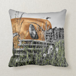 Auto inmitten des Unkrauts Kissen