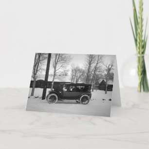 Auto mit dem Weihnachtsbaum gebunden auf der Haube Feiertagskarte