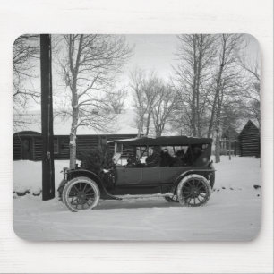 Auto mit dem Weihnachtsbaum gebunden auf der Haube Mousepad