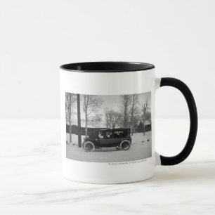 Auto mit Weihnachtsbaum auf der Motorhaube festgeb Tasse