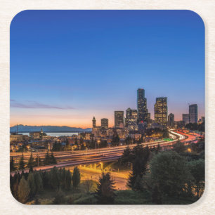 Autobahn I-5 und Innenstadt Seattle bei Dämmerung Rechteckiger Pappuntersetzer