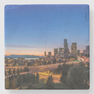 Autobahn I-5 und Innenstadt Seattle bei Dämmerung Steinuntersetzer