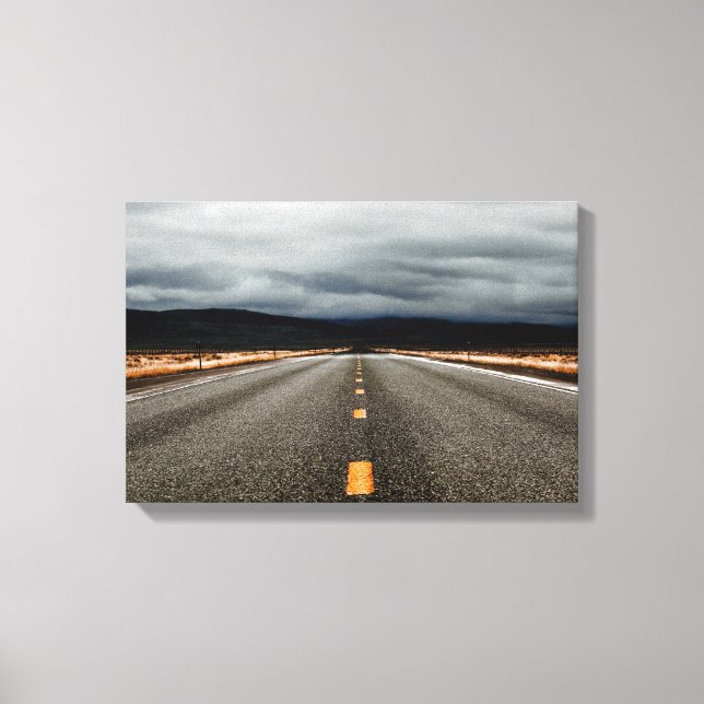 Autobahn zu Bergen unter bewölktem Himmel Leinwanddruck (Vorderseite)