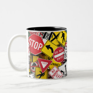 Autofahrer-Fun Road-Sign Collage Zweifarbige Tasse