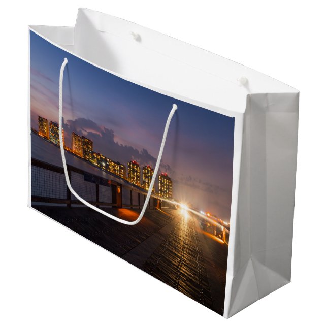 Autofahrt auf Navarra Beach Pier Große Geschenktüte (Vorderseite Schrägansicht)