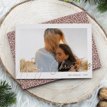 Autograph | Frohe Weihnachten Horizontal Foto Folien Feiertagskarte<br><div class="desc">Versenden Sie Ihre Urlaubstage mit unseren eleganten Fotokarten an Freunde und Familie im schicken Stil. Design zeigt Ihr beliebtes horizontales oder landschaftsorientiertes Foto, gerahmt durch eine dicke, weiße Grenze, mit "Frohe Weihnachten" oben in glänzender Rose Goldfolie handschrift gezeichnet. Personalisieren Sie Ihre Daten mit Ihrem Familiennamen und dem Jahr in der...</div>