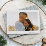Autograph | Frohe Weihnachten Horizontal Foto Folien Feiertagskarte<br><div class="desc">Versenden Sie Ihre Urlaubstage mit unseren eleganten Fotokarten an Freunde und Familie im schicken Stil. Das Design zeigt Ihr beliebtes, horizontal oder landschaftsorientiertes Foto, gerahmt durch eine dicke, weiße Grenze, mit "Frohe Weihnachten", oben in glänzender, handgeschriebener Schrift mit Goldfolie. Personalisieren Sie Ihre Daten mit Ihrem Familiennamen und dem Jahr in...</div>