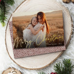 Autograph | Frohe Weihnachten Horizontal Foto Folien Feiertagskarte<br><div class="desc">Versenden Sie Ihre Urlaubstage mit unseren eleganten Fotokarten an Freunde und Familie im schicken Stil. Das Design zeigt Ihr beliebtes,  horizontal oder landschaftsorientiertes Foto mit "Frohe Weihnachten" überlagert in glänzender,  handgeschriebener Schrift mit Goldfolie. Personalisieren Sie Ihre Daten mit Ihrem Familiennamen und dem Jahr in der unteren rechten Ecke.</div>