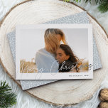 Autograph | Frohe Weihnachten Horizontal Foto Folien Feiertagskarte<br><div class="desc">Versenden Sie Ihre Urlaubstage mit unseren eleganten Fotokarten an Freunde und Familie im schicken Stil. Design zeigt Ihr beliebtes horizontales oder landschaftsorientiertes Foto, gerahmt durch eine dicke, weiße Grenze, mit "Frohe Weihnachten" oben in glänzenden Silber-Folie handgeschriebene Schrift. Personalisieren Sie Ihre Daten mit Ihrem Familiennamen und dem Jahr in der unteren...</div>