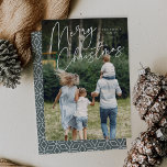 Autograph | Frohe Weihnachten Vertikales Foto<br><div class="desc">Versenden Sie Ihre Urlaubstage mit unseren eleganten Fotokarten an Freunde und Familie im schicken Stil. Design zeigt Ihr liebstes vertikal oder portrait orientiertes Foto mit "Frohe Weihnachten" überlagert oben in weißem handgeschriebenem Schrift. Personalisieren Sie mit Ihrem Familiennamen und dem Jahr unten.</div>