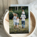 Autograph | Frohe Weihnachten Vertikales Foto Folien Feiertagskarte<br><div class="desc">Versenden Sie Ihre Urlaubstage mit unseren eleganten Fotokarten an Freunde und Familie im schicken Stil. Design zeigt Ihr liebstes vertikal oder portrait orientiertes Foto mit "Frohe Weihnachten" überlagert in glänzenden goldfolienhandschrift. Personalisieren Sie Ihre Daten mit Ihrem Familiennamen und dem Jahr in der unteren rechten Ecke.</div>