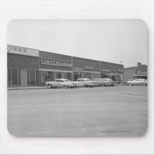 Autos auf dem Einkaufszentrum, das B&W parkt Mousepad