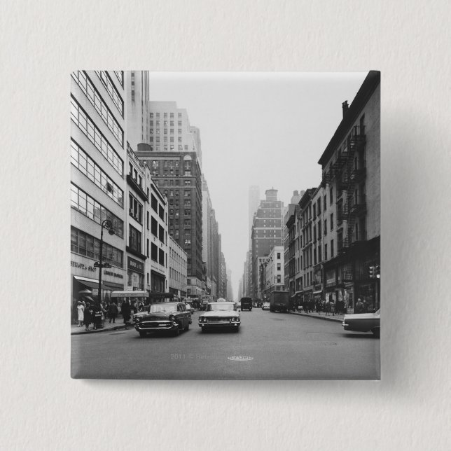 Autos, die auf Stadtstraße B&W fahren Button (Vorderseite)