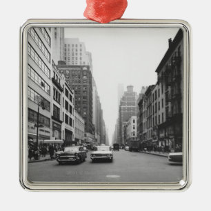 Autos, die auf Stadtstraße B&W fahren Silbernes Ornament