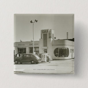 Autos geparkt an der Tankstelle Button