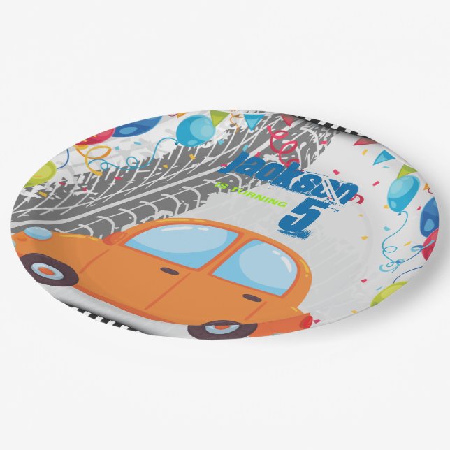 Autos und Spuren Geburtstagsdesign Pappteller (Schrägansicht)