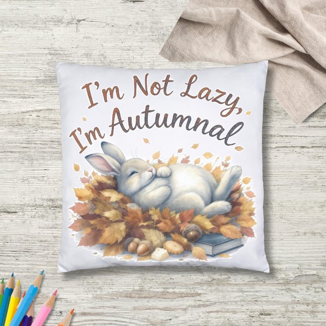 Autumn Bunny in Blätter mit Funny Lazy Zitat Kissen (Von Creator hochgeladen)