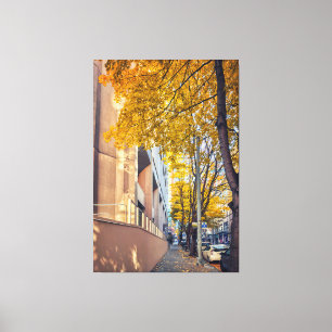 Autumn City Street mit Golden Trees Leinwanddruck