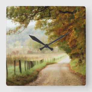 Autumn on a Country Road Quadratische Wanduhr