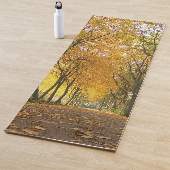 Autumn path with yellow trees and fallen leaves yogamatte (Beispiel)
