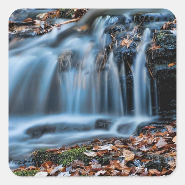 Autumnal Cascade Wasserfall Quadratischer Aufkleber (Vorderseite)