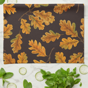 Autumnal Eicheneiche Blätter auf dunkelbraun Geschirrtuch