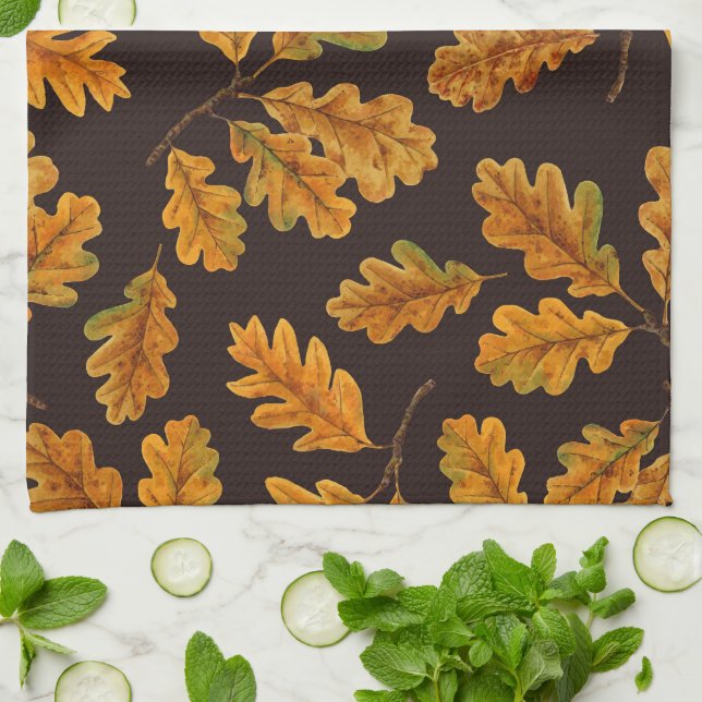 Autumnal Eicheneiche Blätter auf dunkelbraun Geschirrtuch (Gefaltet)