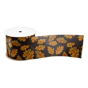 Autumnal Eicheneiche Blätter auf dunkelbraun Satinband