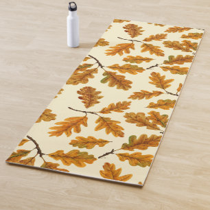 Autumnal-Eicheneiche-Blätter auf weiß Yogamatte