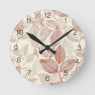 Autumnal Scatter: Rote Blätter über Creme Art Pri Runde Wanduhr
