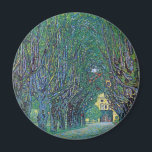 Avenue in Schloss Kammer Park bei Gustav Klimt Magnet<br><div class="desc">Die Avenue im Schloss Kammer Park (1912) von Gustav Klimt ist ein Vintages Viktorianisches Kunstsymbolismus der Zeit. Von außen hat man einen Ausblick auf das Schloss am Ende einer langen, von Bäumen gesäumten Straße, die von schönen Frühlingsgärten umgeben ist. Schloss Kammer ist ein Schloss umgeben vom Attersee in Oberösterreich und...</div>