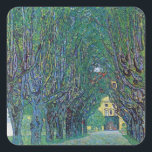 Avenue in Schloss Kammer Park bei Gustav Klimt Quadratischer Aufkleber<br><div class="desc">Die Avenue im Schloss Kammer Park (1912) von Gustav Klimt ist ein Vintages Viktorianisches Kunstsymbolismus der Zeit. Von außen hat man einen Ausblick auf das Schloss am Ende einer langen, von Bäumen gesäumten Straße, die von schönen Frühlingsgärten umgeben ist. Schloss Kammer ist ein Schloss umgeben vom Attersee in Oberösterreich und...</div>