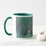 Avenue in Schloss Kammer Park bei Gustav Klimt Tasse<br><div class="desc">Die Avenue im Schloss Kammer Park (1912) von Gustav Klimt ist ein Vintages Viktorianisches Kunstsymbolismus der Zeit. Von außen hat man einen Ausblick auf das Schloss am Ende einer langen, von Bäumen gesäumten Straße, die von schönen Frühlingsgärten umgeben ist. Schloss Kammer ist ein Schloss umgeben vom Attersee in Oberösterreich und...</div>
