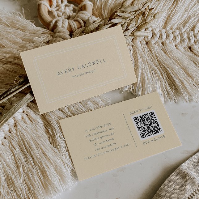 AVERY Einfache Neutrale Buttergelbe QR-Code Visitenkarte (AVERY Simple Neutral Butter Yellow QR Code Business Card)