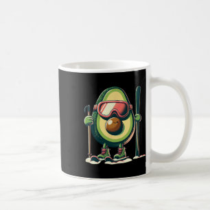 Avocado-Skifahrer mit Schutzbrille Skistöcke Schne Kaffeetasse