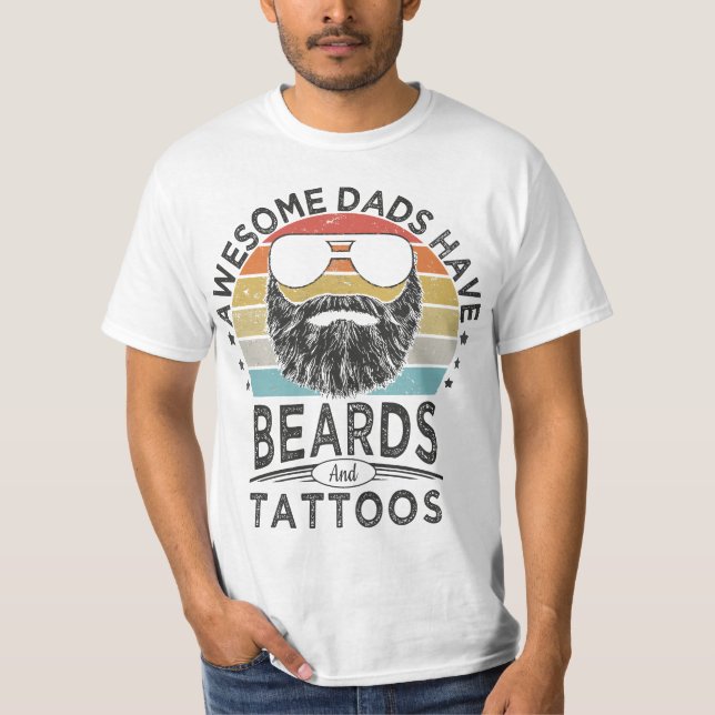 Awesome Dads Have Beards and Tattoos Funny bearded T-Shirt (Vorderseite)