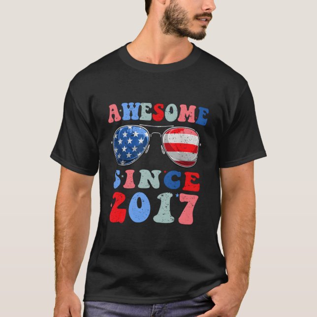 Awesome Since 2017 6 Years 4Th Of July T-Shirt (Vorderseite)