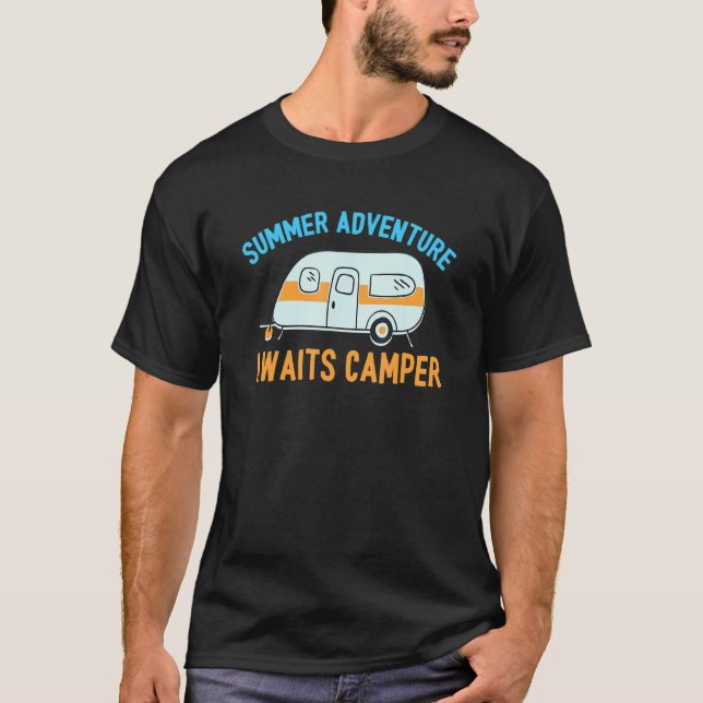 Awesome Summer Adventure Awaits Camper Camping Des T-Shirt (Vorderseite)