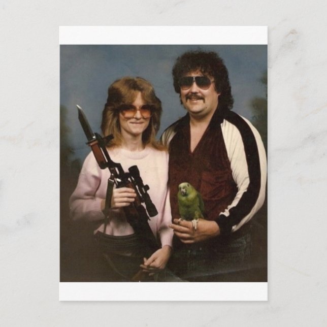 Awkward Family Fotos - Paar mit Papagei! Postkarte (Vorderseite)