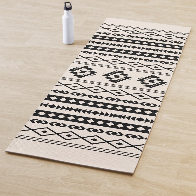 Aztec Brown auf Cream Mixed Motifs-Muster Yogamatte (Beispiel)
