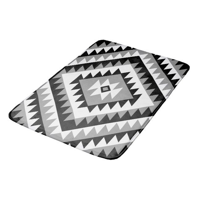 Aztec Diamond Motif Design Schwarz-weiß Grau Badematte (Schrägansicht)