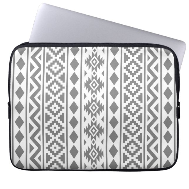 Aztec Essence Vertical Ptn III Grau auf Weiß Laptopschutzhülle (Vorderseite)