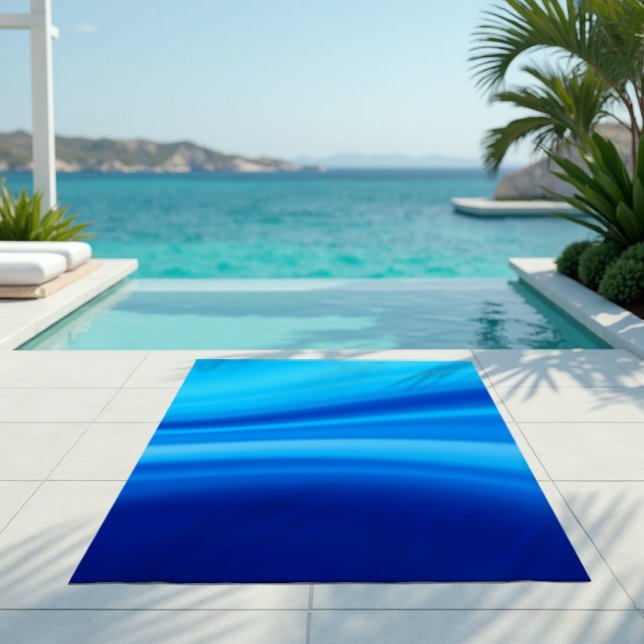 Azure Shift - Dynamic Blue Wave Gradient Strandtuch (Azure Shift Towel. Wrap yourself in the tranquil, fluid energy of dynamic ocean waves.)