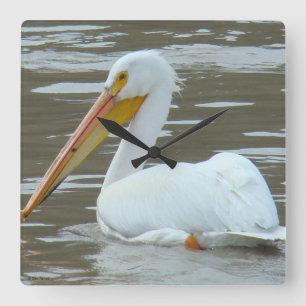 B15 White Pelican on Muddy Water Quadratische Wanduhr