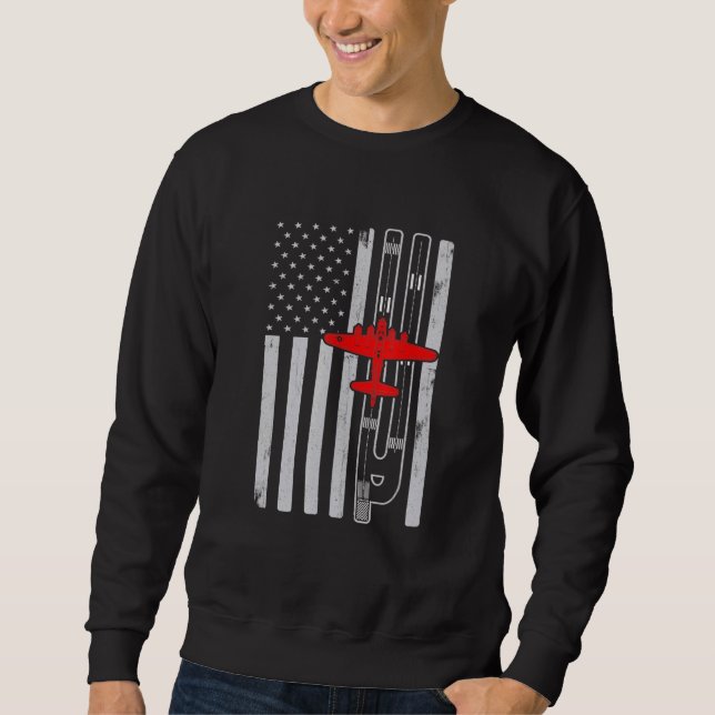 B-17 Flying Fortress Airplane American Flag Runway Sweatshirt (Vorderseite)