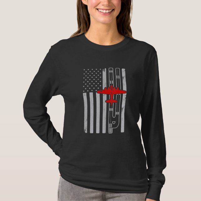 B-17 Flying Fortress Airplane American Flag Runway T-Shirt (Vorderseite)