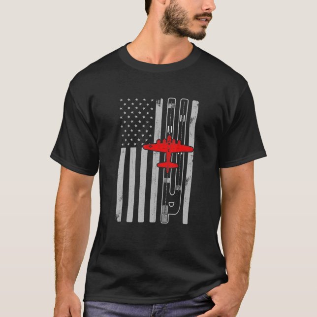 B-17 Flying Fortress Airplane American Flag Runway T-Shirt (Vorderseite)