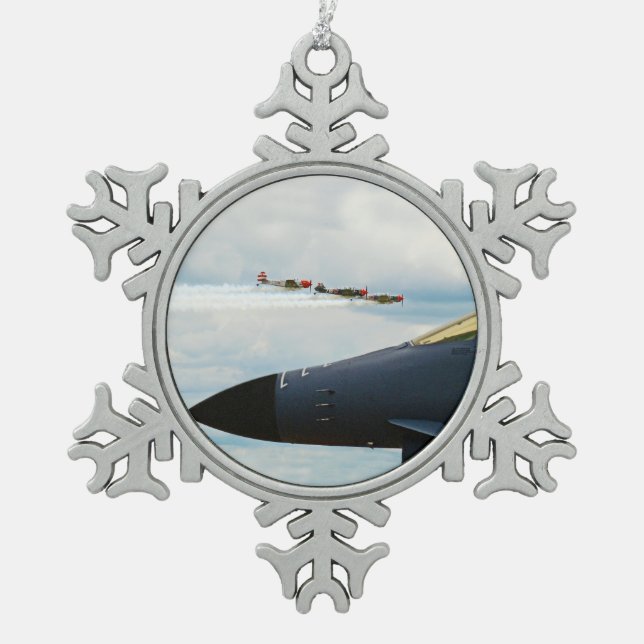 B-1 Bomber- und Kriegskämpfe Schneeflocken Zinn-Ornament (Vorderseite)