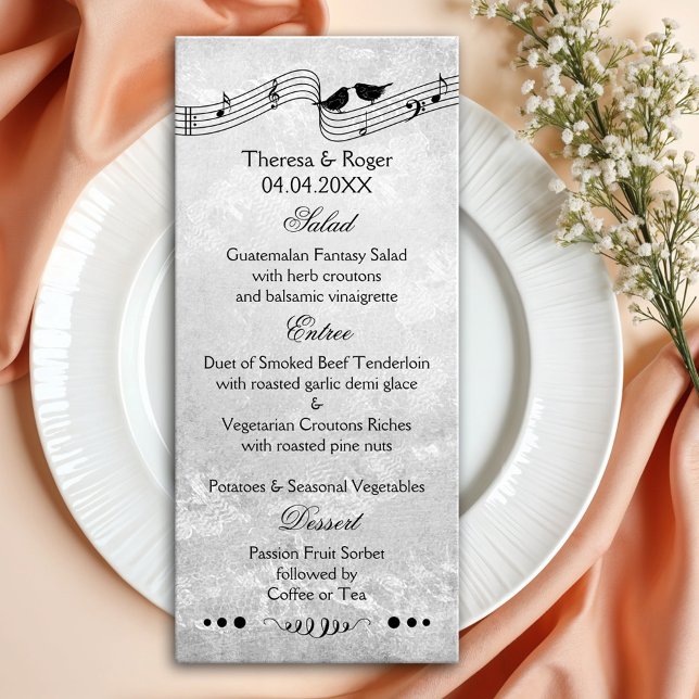 B- und W-Musik-Themed Wedding Menu Card Menükarte (Menu card with a music theme in black and white, featuring singing love birds on lace)